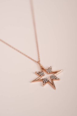 Onun için Değerli Altın ve Elmas Mücevherler