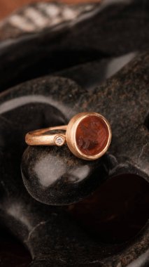 Onun için Değerli Altın ve Elmas Mücevherler