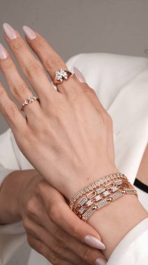 Onun için Değerli Altın ve Elmas Mücevherler