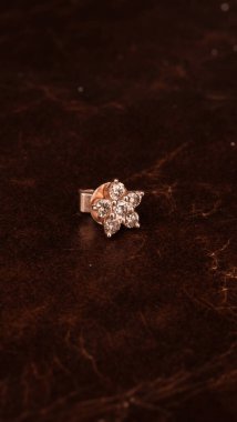 Onun için Değerli Altın ve Elmas Mücevherler