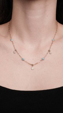 Onun için Değerli Altın ve Elmas Mücevherler