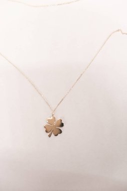 Onun için Değerli Altın ve Elmas Mücevherler