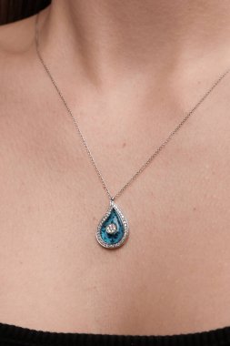 Onun için Değerli Altın ve Elmas Mücevherler