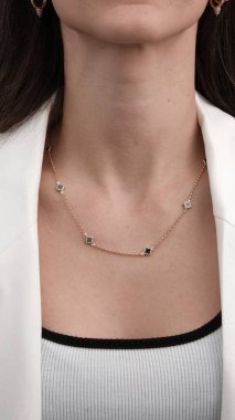 Onun için Değerli Altın ve Elmas Mücevherler