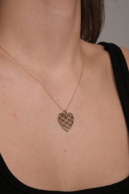 Onun için Değerli Altın ve Elmas Mücevherler