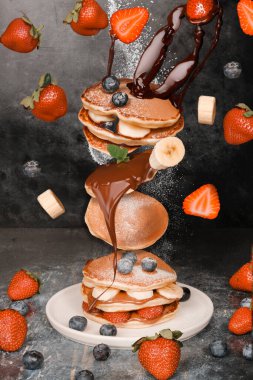 Fluffy Pancakes 'in Üzerinde Uçan İçindekiler