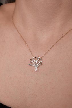 Her Tarz İçin Parlayan Elmas ve Altın Mücevher