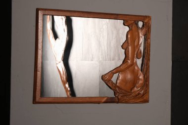 Tamamen deri, ayrıntılı işçilik ve organik dokudan yapılmış eşsiz bir heykel..