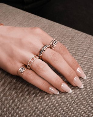 Her Tarz İçin Parlayan Elmas ve Altın Mücevher