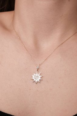 Her Tarz İçin Parlayan Elmas ve Altın Mücevher