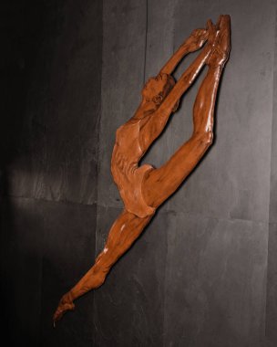 Tamamen deri, ayrıntılı işçilik ve organik dokudan yapılmış eşsiz bir heykel..