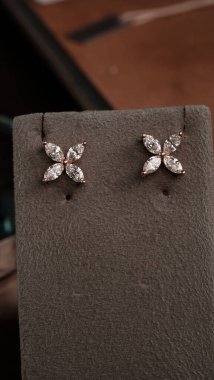 Her Tarz İçin Parlayan Elmas ve Altın Mücevher