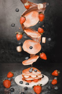 Fluffy Pancakes 'in Üzerinde Uçan İçindekiler