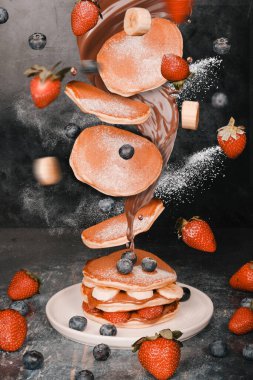 Fluffy Pancakes 'in Üzerinde Uçan İçindekiler