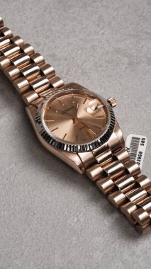 Kadınlar İçin Klasik Elmas ve Altın Mücevher