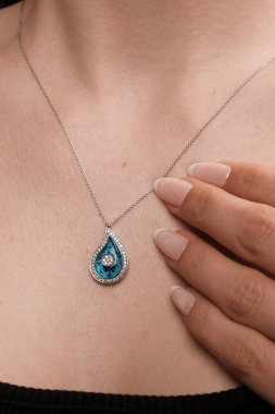 Kadınlar İçin Klasik Elmas ve Altın Mücevher