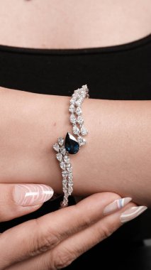 Kadınlar İçin Klasik Elmas ve Altın Mücevher