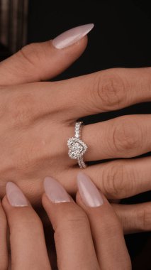 Şık ve Zarif Altın Elmas Mücevherler