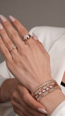 Zarif El yapımı Altın ve Elmas Mücevherler