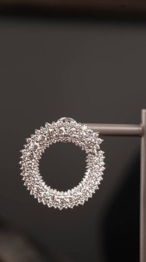 Zarif El yapımı Altın ve Elmas Mücevherler