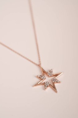 Zarif El yapımı Altın ve Elmas Mücevherler