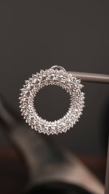 Zarif El yapımı Altın ve Elmas Mücevherler