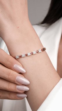 Zarif El yapımı Altın ve Elmas Mücevherler