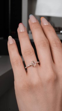 Zarif El yapımı Altın ve Elmas Mücevherler