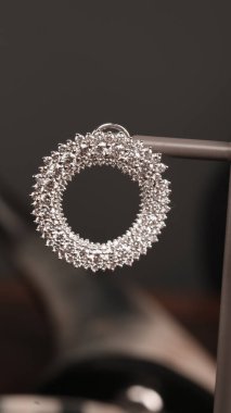 Zarif El yapımı Altın ve Elmas Mücevherler