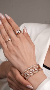 Zarif El yapımı Altın ve Elmas Mücevherler