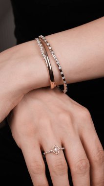 Zarif El yapımı Altın ve Elmas Mücevherler