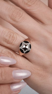 Güzel Mücevher Koleksiyonu: Elmaslar ve Altın Mücevherler