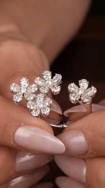 Güzel Mücevher Koleksiyonu: Elmaslar ve Altın Mücevherler