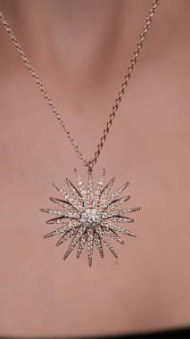 Güzel Mücevher Koleksiyonu: Elmaslar ve Altın Mücevherler