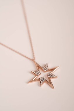 Güzel Mücevher Koleksiyonu: Elmaslar ve Altın Mücevherler