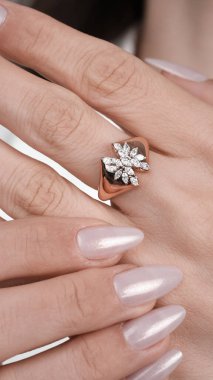 Güzel Mücevher Koleksiyonu: Elmaslar ve Altın Mücevherler