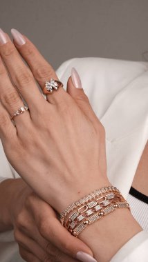 Güzel Mücevher Koleksiyonu: Elmaslar ve Altın Mücevherler