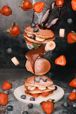 Fluffy Pancakes 'in Üzerinde Uçan İçindekiler