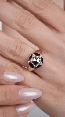 Parlak Elmaslı Görkemli Altın Mücevherler