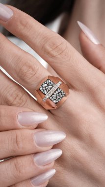 Parlak Elmaslı Görkemli Altın Mücevherler