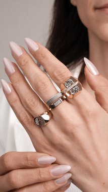 Parlak Elmaslı Görkemli Altın Mücevherler