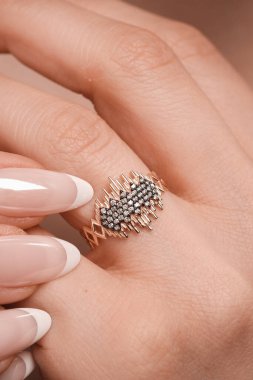 Parlak Elmaslı Görkemli Altın Mücevherler