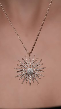 Parlak Elmaslı Görkemli Altın Mücevherler