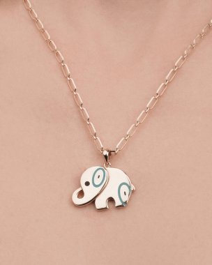 Şık mücevherler, elmaslar ve değerli taşlar..