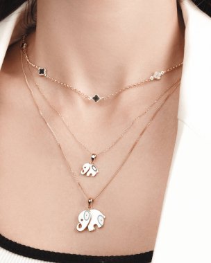 Şık mücevherler, elmaslar ve değerli taşlar..