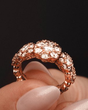 Şık mücevherler, elmaslar ve değerli taşlar..