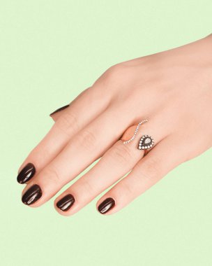 Şık mücevherler, elmaslar ve değerli taşlar..