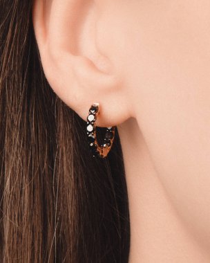 Gümüş, altın, elmas, değerli taşlar gibi şık mücevherler..