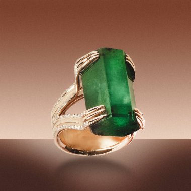 Gümüş, altın, elmas, değerli taşlar gibi şık mücevherler..