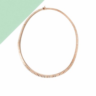 Gümüş, altın, elmas, değerli taşlar gibi şık mücevherler..